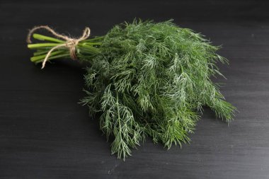 Siyah masada taze dereotu var, yakın plan.