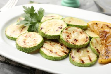 Limonlu ve maydanozlu lezzetli kabak dilimleri, yakın plan.