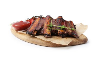 Kızarmış sığır kaburgası, mikroyeşiller, domatesler ve sosla birlikte beyaz üzerine izole edilmiş.