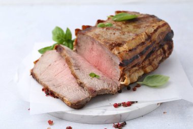 Enfes fırınlanmış et ve baharatlar ışık masasında, yakın plan.