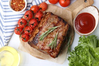 Biberiyeli biftek, domates ve diğer ürünler masada.