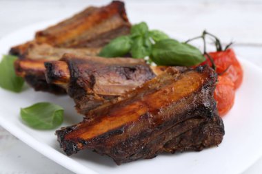 Biftek, domates ve fesleğen, yakın plan.