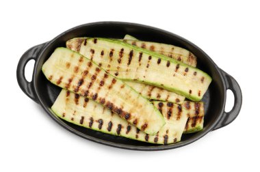 Lezzetli ızgara kabak dilimleri, beyaz tencereye izole edilmiş, üst manzara.