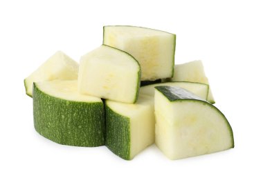 Taze kabak parçaları beyaza izole edilmiş.