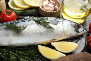 Taze çiğ uskumru ve baharatlar masada, yakın plan. Deniz ürünleri lezzetleri.