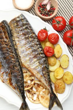 Baharatlı, domatesli ve patatesli kızarmış uskumrular. Ev yapımı deniz ürünleri yemeği.