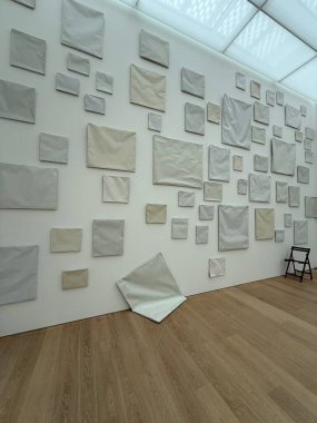 Wassenaar, Hollanda - 28 Haziran 2025: Voorlinden Müzesi 'nin duvarına boş tuvallerin yerleştirilmesi