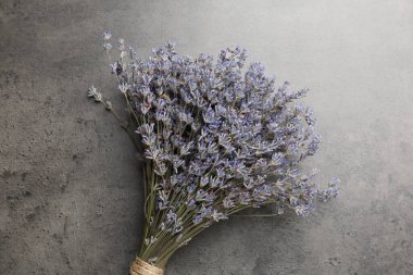 Gri masadaki aromatik lavanta çiçekleri.