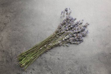 Gri masadaki aromatik lavanta çiçekleri.