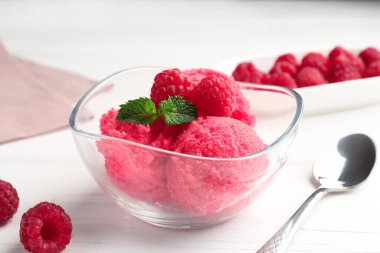 Lezzetli ahududu şerbeti, içinde nane, kaşık ve taze böğürtlen beyaz ahşap masa, yakın plan.