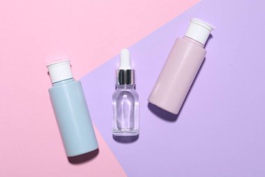 Renkli arka planda kozmetik ürünleri, düz yatak. Tasarım için model