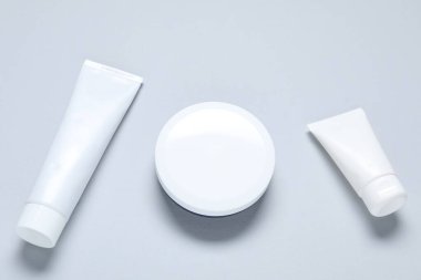 Hafif arka planda kozmetik ürünleri, düz yatış. Tasarım için model