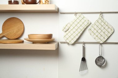 Fırın eldiveni, tutkal ve diğer mutfak gereçleri kapalı alanlarda.