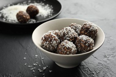 Siyah masada fındıklı ve hindistan cevizli lezzetli çikolatalar, yakın plan.