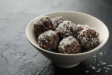 Siyah masada fındıklı ve hindistan cevizli lezzetli çikolatalar, yakın plan.