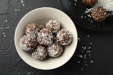 Siyah masada fındıklı ve hindistan cevizli leziz çikolatalar.