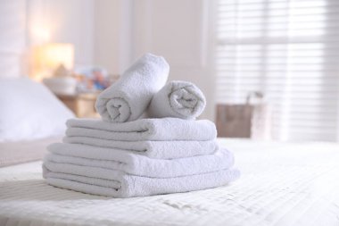 Evdeki çarşaflara temiz havlu yığını, yakın çekim.