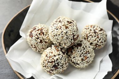 Fındıklı ve susamlı çikolatalı şekerler masada, yakın plan.