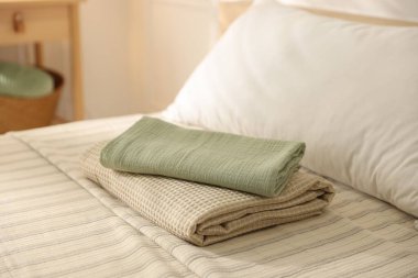 Evdeki çarşafların üzerine bir yığın temiz havlu.