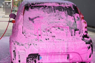 Oto temizleme köpüğüyle kaplanmış. Açık oto yıkama, yakın çekim.