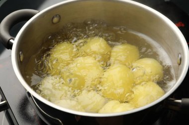 Fırında haşlanmış taze patates, yakın plan.