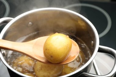 Genç patatesi ocağın kaynar suyundan çıkarıp yakın plan çekiyoruz.