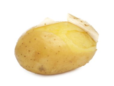 Bir taze haşlanmış patates, beyazda izole edilmiş.