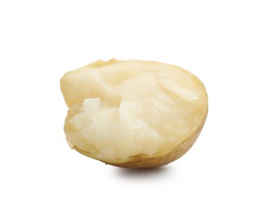 Genç haşlanmış patates parçası beyazda izole edilmiş.