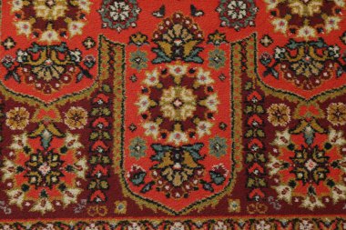 Arka plan olarak yumuşak kırmızı halı, üst manzara. Kullanılmış eşyalar