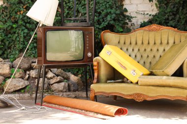 Retro TV stantta, kanepe ve diğer kullanılmış eşyalar dışarıda.