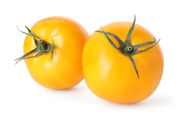 İki olgun sarı domates, beyaz üzerinde izole edilmiş.