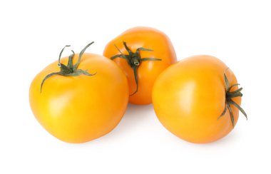 Birçok olgun sarı domates beyazda izole edilmiş.