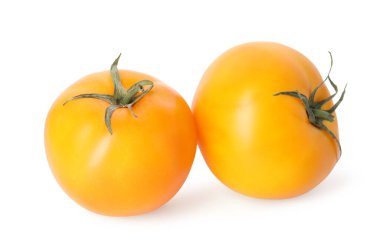 İki olgun sarı domates, beyaz üzerinde izole edilmiş.