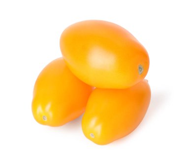 Birçok olgun sarı domates beyazda izole edilmiş.