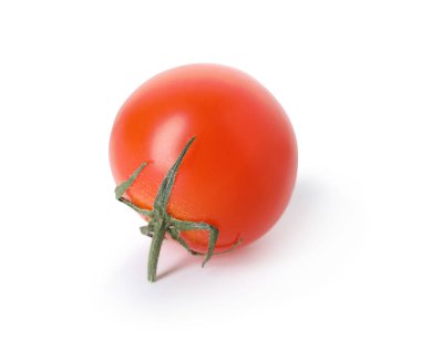 Bir olgun vişneli domates beyaza izole edilmiş.