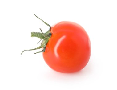 Bir olgun vişneli domates beyaza izole edilmiş.