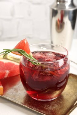 Greyfurtlu, buzlu, biberiyeli ve sallanan lezzetli bir kokteyl.