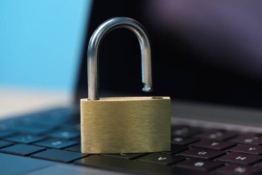 Siber güvenlik. Dizüstü bilgisayarda metal kilit, yakın plan.