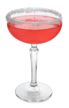 Beyaz arka planda bardakta şekerli martini kokteyli.