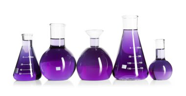 Beyaz üzerine izole edilmiş menekşe sıvısı olan laboratuvar camları.