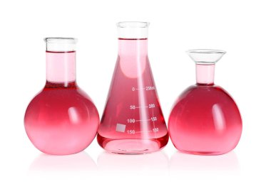 Beyaz üzerine pembe sıvı izole edilmiş laboratuvar camları.