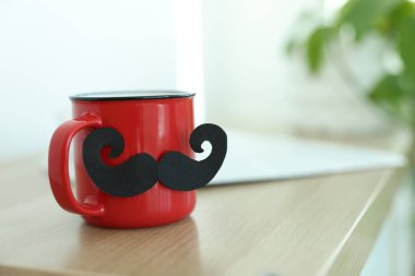 Babalar Günün kutlu olsun. Kapalı masa üzerinde bıyıklı fincan, yakın plan. Metin için boşluk