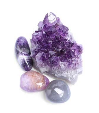 Beyazlar üzerinde izole edilmiş pekçok şifalı taş.