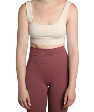 Beyaz arka planda kötü duruşu olan kadın, yakın plan.