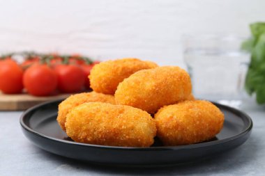 Gri masada leziz kızarmış kroketler, yakın plan.