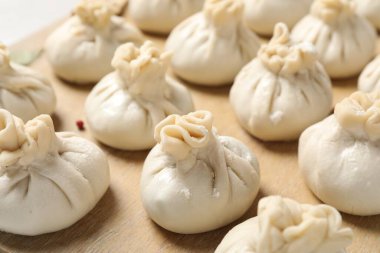 Masada pek çok pişmemiş khinkali (hamur tatlısı), yakın plan