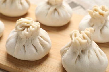 Masada pek çok pişmemiş khinkali (hamur tatlısı), yakın plan