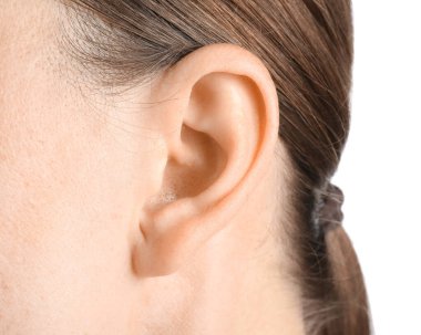 Beyaz arka planda sağlıklı cildi olan kadın, yakın plan.