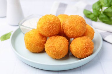 Hafif fayanslı masada nefis kızarmış köfteler, yakın plan.