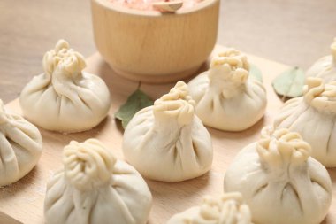 Pişmemiş khinkaliler (hamur tatlısı) ve baharatlar masada, yakın plan.